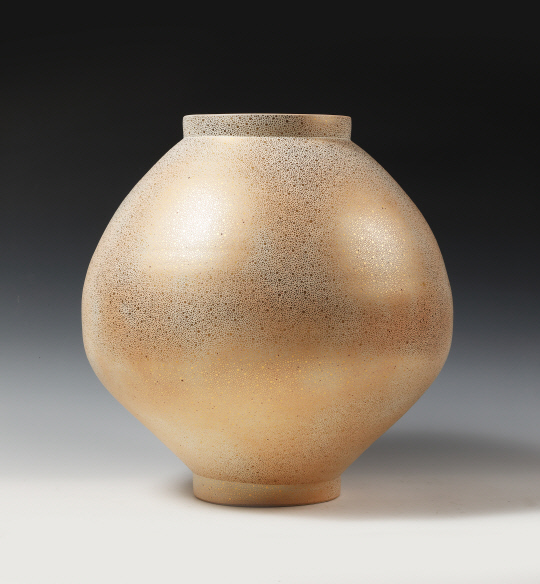 성석진. UNIVERSE. 50x50x51cm. 하동백토. 백유. 재유. GOLD(수금). 2023